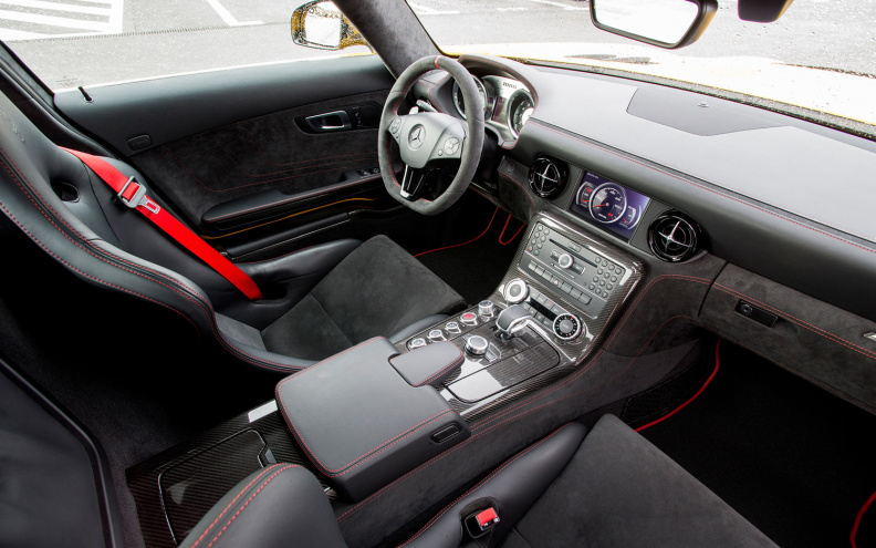 2014-mercedes-benz-SLS-AMG-black-series-interior